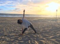 ヨガ三角のポーズ